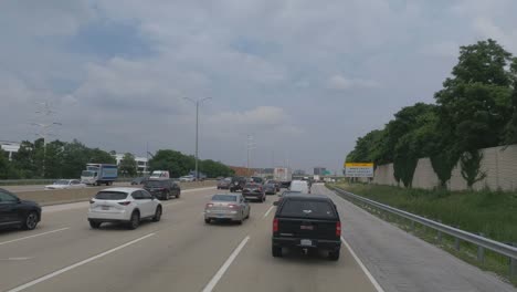 POV-Aufnahme-Beim-Fahren-Auf-Der-Autobahn-Im-Stau-In-Chicago