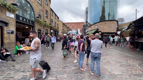 Straßenansicht-Der-Historischen-Camden-Town-An-Den-Ställen-Mit-Besuchern,-Die-Den-Markt-Erkunden---London,-Vereinigtes-Königreich