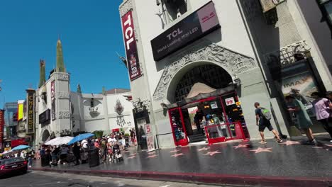 POV-Fahrt-Den-Berühmten-Hollywood-Boulevard-Entlang,-Chinesisches-Theater-Und-Hardrock-Café,-Beliebte-Sehenswürdigkeiten