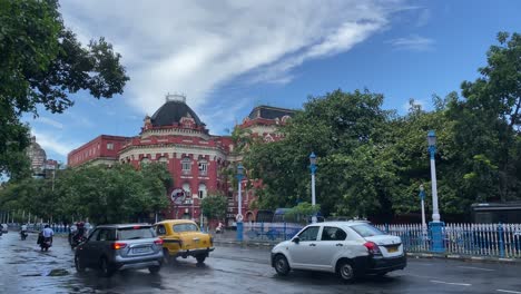 Vista-De-La-Carretera-De-La-Ciudad-Por-La-Mañana-Con-El-Edificio-Arquitectónico-Colonial-De-La-Secretaría-Conocido-Como-El-Edificio-Del-Escritor-En-Kolkata,-India