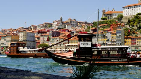 Barcos-En-El-Río-Douro-Y-Multitud-En-El-Muelle-En-Porto,-Portugal-4k-Ciudad-Mediterránea-De-Verano-Cinematográfico