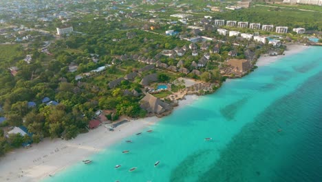 Nungwi-Beach,-Zanzibar---Tanzania---18-De-Junio-De-2022---Varios-Resorts-En-La-Costa-Del-Océano-índico-En-Nungwi-Beach