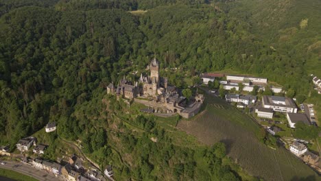 Toma-Aérea-De-Arco-Ascendente-Del-Castillo-De-Cochem-Con-El-Amanecer-De-La-Mañana