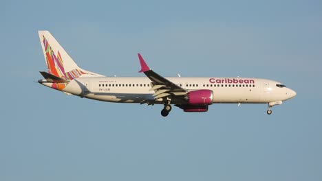 Passagierflugzeug-Boeing-B737-Der-Caribbean-Airlines-Im-Sinkflug-Und-Im-Anflug-Auf-Den-Flughafen-Von-Toronto-In-Ontario,-Kanada