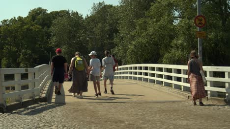 Los-Turistas-En-La-Histórica-Calle-Adoquinada-Cruzan-El-Puente-En-Suomenlinna