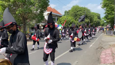 Reihen-Königlicher-Soldaten-Oder-Bregodo-parade-In-Historischen-Kostümen-Während-Der-Feierlichkeiten-Zur-Gründung-Der-Stadt-Bantul,-Während-Sie-Musikinstrumente-Tragen