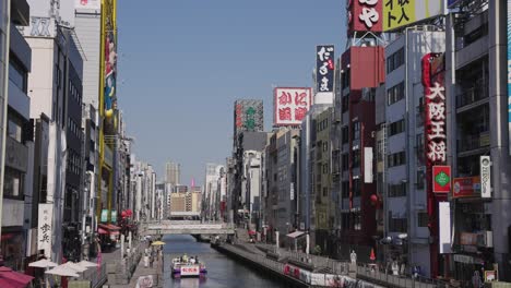 Dotonbori-Kanal-Und-Minami-Bezirk-Von-Osaka-An-Einem-Klaren,-Sonnigen-Tag