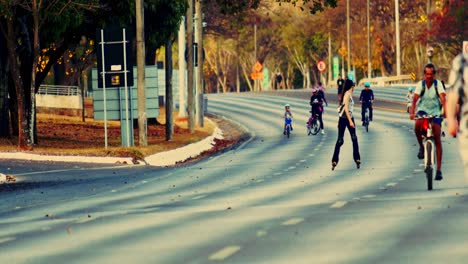 Los-Lugareños-Recorriendo-La-Carretera-De-Varios-Carriles-Del-Eixo-Monumental-En-Brasilia