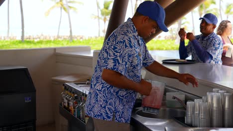 Trabajador-Del-Bar-De-La-Piscina-Vierte-Daiquiri-De-Fresa-Para-Vacacionistas