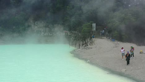 Luftaufnahme-Des-Schwefelsees-Kawah-Putih-In-Bandung-Mit-Touristen,-Die-Am-Ufer-Stehen