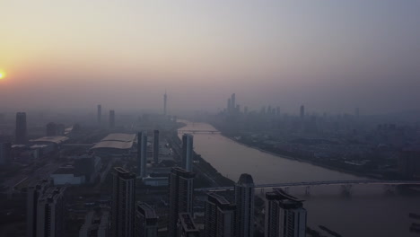 Vista-Aérea-Del-Centro-De-Guangzhou-Y-Del-Río-Perla-Desde-El-área-Del-Pueblo-De-Pazhou-En-Una-Puesta-De-Sol