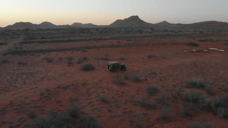 Jeep-Fahrzeug-Im-Alten-Stil,-Das-Auf-Einer-Alten-Staubigen-Straße-In-Afrika-Fährt