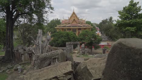 Teenager-Verlassen-An-Einem-Bewölkten-Tag-Den-Ek-Phrom-Tempel-In-Der-Nähe-Von-Battambang-In-Kambodscha