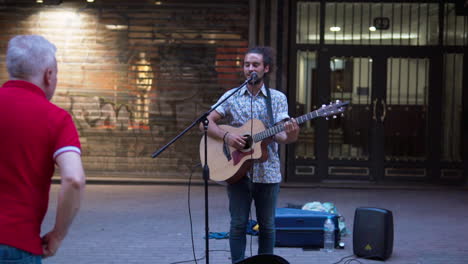 Ejecutante-De-La-Calle-Tocando-La-Guitarra-En-Uno-De-Los-Callejones-De-Madrid-España