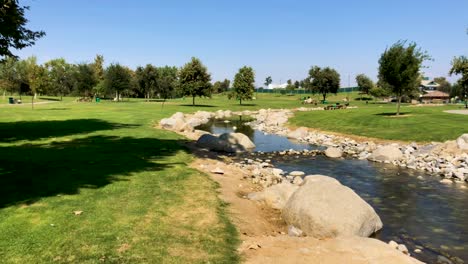 Bakersfield-River-Walk-Park-An-Einem-Sonnigen-Sommertag