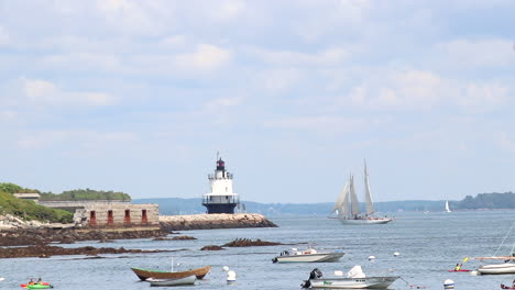 Blick-Auf-Segelboote-Und-Einen-Weißen-Leuchtturm-Am-Willard-Beach