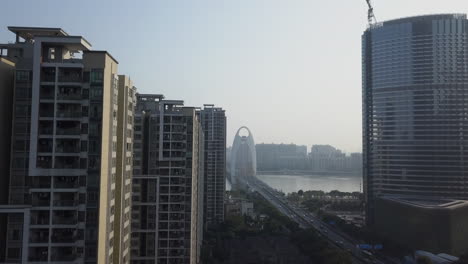 Toma-Aérea-Del-Puente-Liede,-Autopista-Liede-Con-Tráfico-Denso,-Guangzhou,-China-En-Un-Día-Soleado-Por-La-Tarde