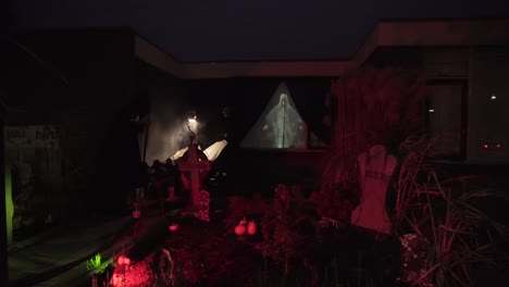 Zu-Halloween-Verwandelte-Sich-Der-Garten-In-Einen-Friedhof