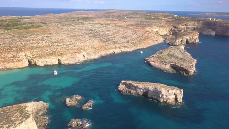 Amplia-Vista-Aérea-De-Los-Barcos-De-Buceo-Anclados-En-Las-Claras-Aguas-Cálidas-Frente-A-La-Costa-De-Malta