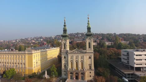 Luftaufnahme-Einer-Katholischen-Kirche,-Während-Die-Kamera-Durch-Die-Glockentürme-Fliegt