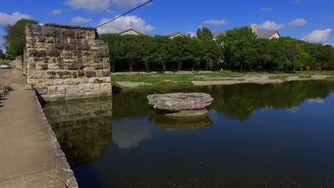 El-Cruce-Del-Arroyo-Con-Maleza-En-Round-Rock,-Durante-Años-Este-Lecho-Del-Arroyo-Fue-El-Cruce-De-Aguas-Bajas-Cerca-De-La-Ciudad.