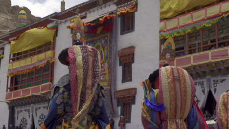 Mönche-In-Bunten-Masken-Und-Kleidern-Stehen-Im-Wind-Vor-Touristen-Beim-Hemis-Festival-Im-Kloster