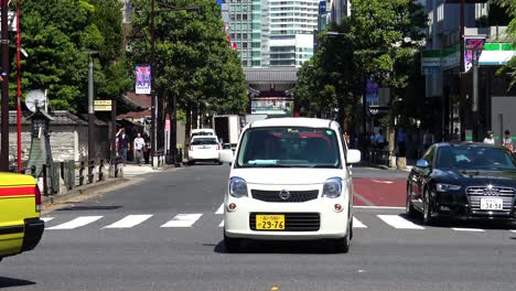 The-view-of-the-Japan-street,-cars-and-walking-people