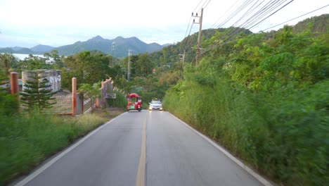 Cámara-De-Tablero-Detrás-Del-Auto,-Toyota-Subiendo-Una-Colina-Empinada-En-Una-Isla-A-Cámara-Lenta