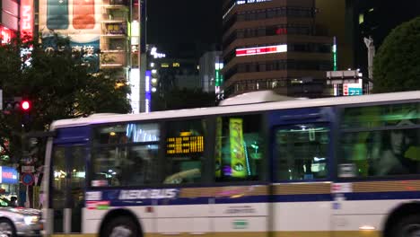 Coches-Que-Pasan-Por-El-Famoso-Cruce-De-Shibuya-En-Tokio,-Japón