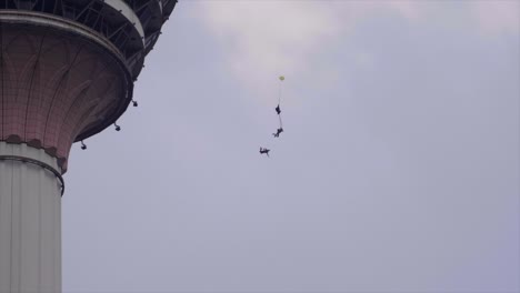 Basejumper-Springen-Vom-Menara-Tower-In-Kuala-Lumpur