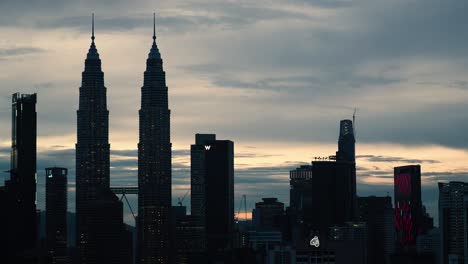 Kuala-Lumpur-Edificio-Siluetas-Paisaje-Urbano-En-La-Mañana-Amanecer-Fondo