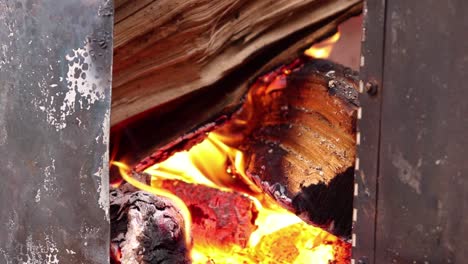 Cerca-De-Un-Pequeño-Fuego-De-Leña-Visto-Desde-La-Puerta-De-Una-Cocina-De-Barril