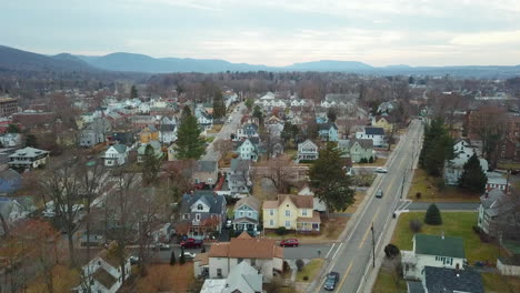 Imágenes-De-Drones-De-Casas-En-Beacon,-Nueva-York-En-El-Valle-Del-Hudson-En-Invierno