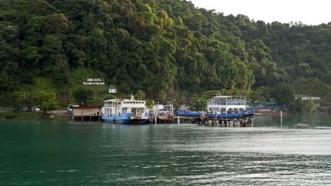 Vista-En-Primera-Persona-De-Un-Ferry-Que-Llega-A-La-Isla-De-Koh-Chang,-Cultivo-De-Tailandia