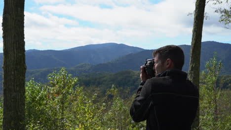 Junger-Mann,-Touristenfotograf,-Der-Ein-Foto-Von-Den-Bergen-Macht