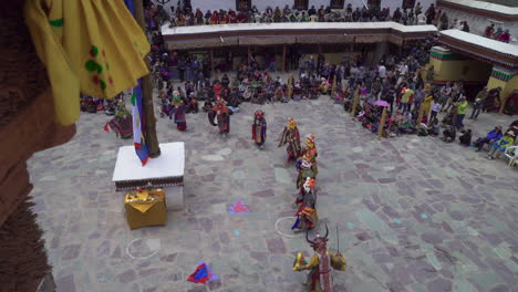 Danza-Chham-Realizada-Por-Monjes-Enmascarados-En-El-Monasterio-De-Hemis-En-El-Festival-De-Hemis,-Filmada-Desde-Arriba