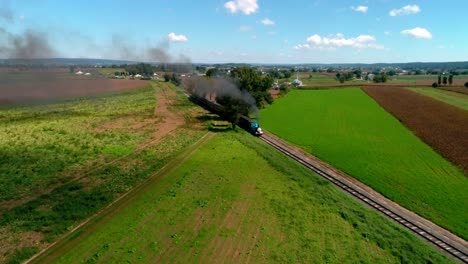 Thomas-El-Tren-Con-Vagones-De-Pasajeros-Resoplando-A-Lo-Largo-De-La-Campiña-Amish