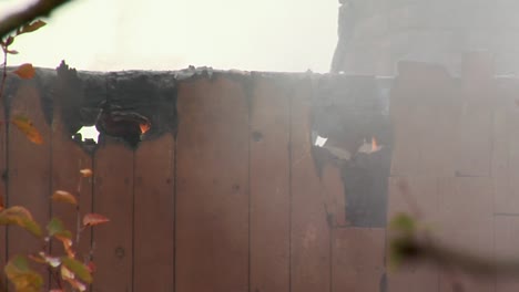 Los-Bomberos-Dirigen-El-Chorro-De-Agua-Sobre-La-Casa-En-Llamas