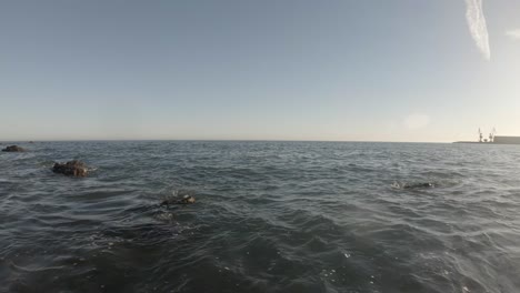 Olas-En-La-Costa-Durante-Un-Día-Soleado,-España