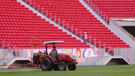 Ein-Arbeiter-Düngt-Mit-Einem-Traktor-Das-Gras-Im-Mane-Garrincha-Stadion