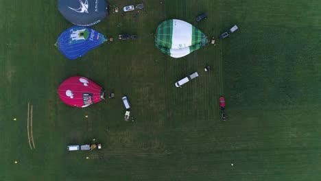 Vista-De-Arriba-Hacia-Abajo-Que-Revela-Varios-Globos