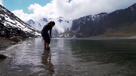 Mujer-Joven-Divirtiéndose-En-Un-Lago-Frío-En-Las-Montañas,-En-El-Volcán-Nevado-De-Toluca-México