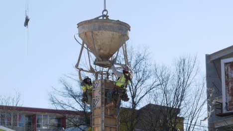 Hochhausarbeiter-Gießen-Betonhaufen