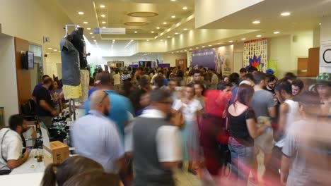 Timelapse-De-Una-Multitud-Ocupada-De-Personas-Dentro-De-La-Comic-con-De-Chipre-En-Nicosia,-Chipre