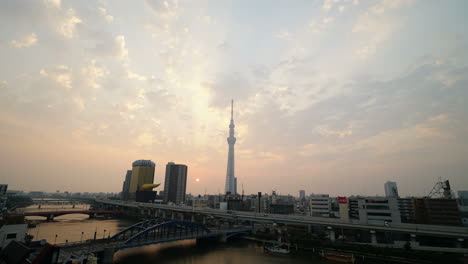 Tokio-Japón---Tiro-De-Lapso-De-Tiempo-Circa-Del-Horizonte-De-Tokio-En-Lente-Ancha-En-La-Hora-Mágica-Del-Amanecer-Con-Puntos-De-Referencia-En-El-Marco-Y-El-Sol-Naciente