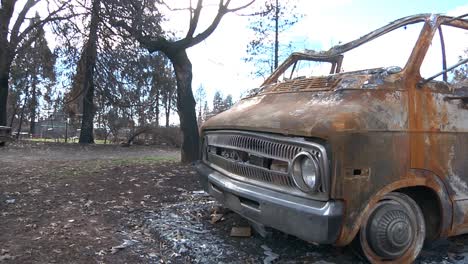 Lagerfeuer-Zerstörung-Verbranntes-Auto-Langsamer-Schwenk-Zum-Verbrannten-Haus