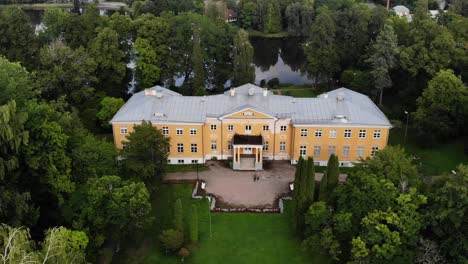 Toma-De-Drone-De-Una-Antigua-Mansión-En-Rapina-Estonia