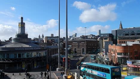 Vista-Por-Encima-De-La-Terminal-De-Autobuses-De-La-Calle-Liverpool-Paradise-Al-Horizonte-De-La-Ciudad-En-Un-Día-Soleado