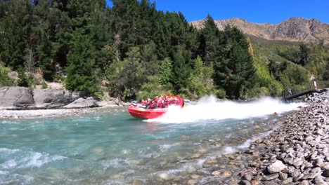 Überschossenes-Jetboot,-Das-In-Zeitlupe-In-Queenstown,-Neuseeland,-Vorbeirast