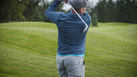 Golfer-Schwingt-In-Zeitlupe-Auf-Einem-Golfplatz